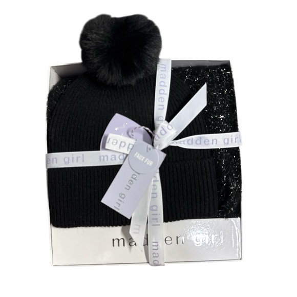 madden girl 2-Piece Black Tinsel Weave Oblong Scarf & Pom Pom Beanie Gift Set - Picture 3 of 5